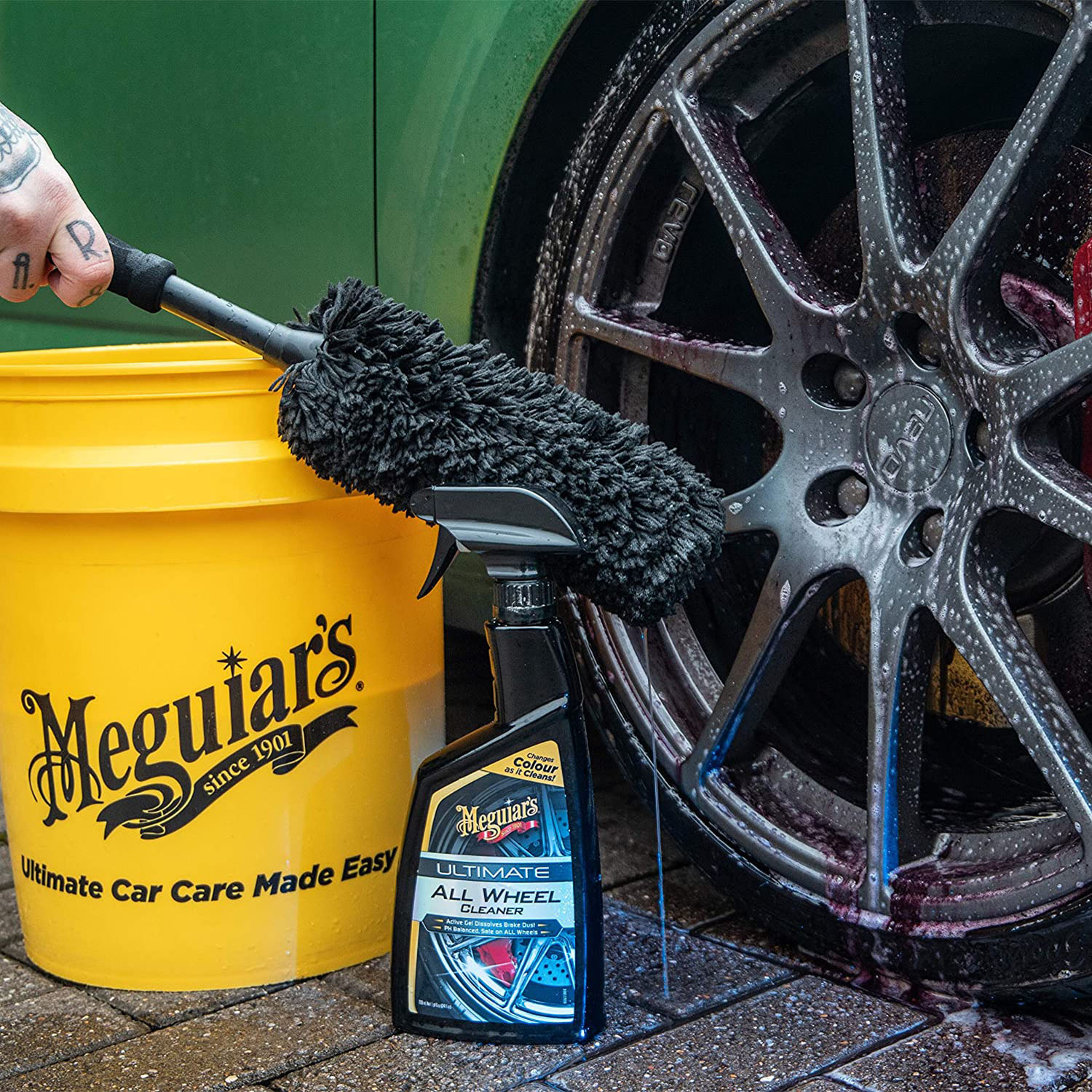 Perie medie curatare jante MEGUIARS Supreme Wheel Brush X1902EU, lungime 37 cm, cu maner solid, neagra