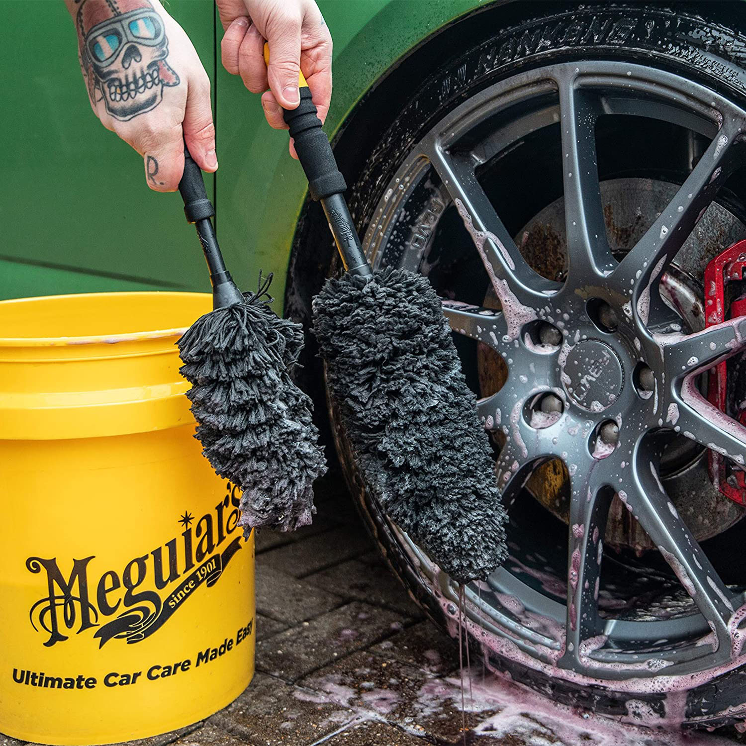 Perie medie curatare jante MEGUIARS Supreme Wheel Brush X1902EU, lungime 37 cm, cu maner solid, neagra