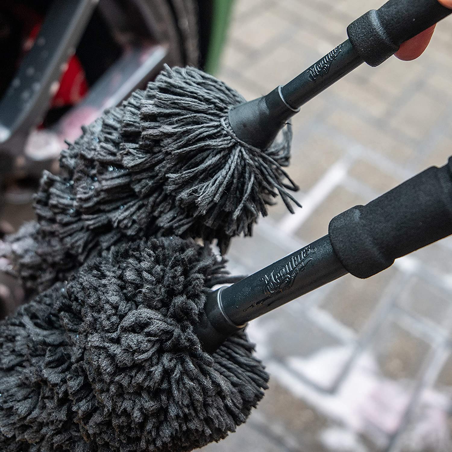 Perie medie curatare jante MEGUIARS Supreme Wheel Brush X1902EU, lungime 37 cm, cu maner solid, neagra
