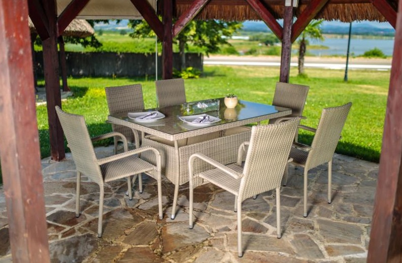 Masa de terasa din ratan cu sticla securizata VILLAGER Bay 060370, 150 x 90 x 75 cm, cadru metalic, gri