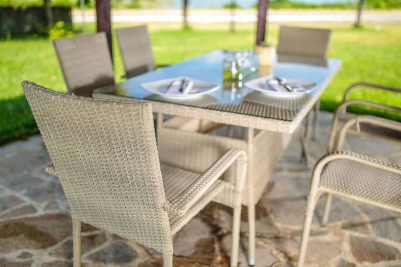 Masa de terasa din ratan cu sticla securizata VILLAGER Bay 060370, 150 x 90 x 75 cm, cadru metalic, gri