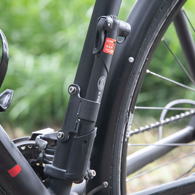 Pompa manuala pentru biciclete HEYNER 216400, 8 bar, suport montare, mufe Schrader, Presta si Dunlop