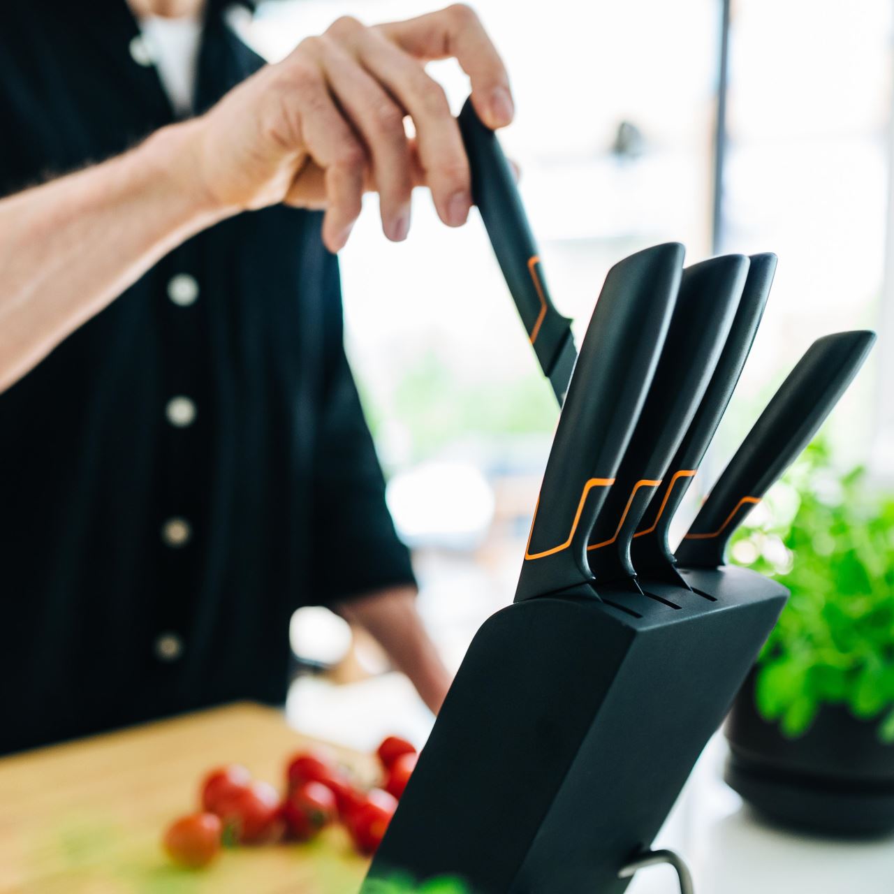 Set 5 cutite cu suport FISKARS Edge, otel inoxidabil, negru