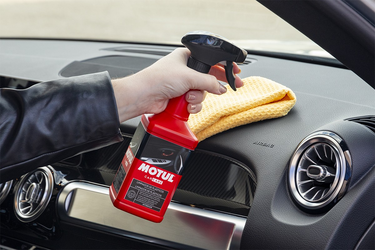 Solutie pentru curatare suprafete plastic MOTUL CAR CARE 110156, efect lucios, 500 ml