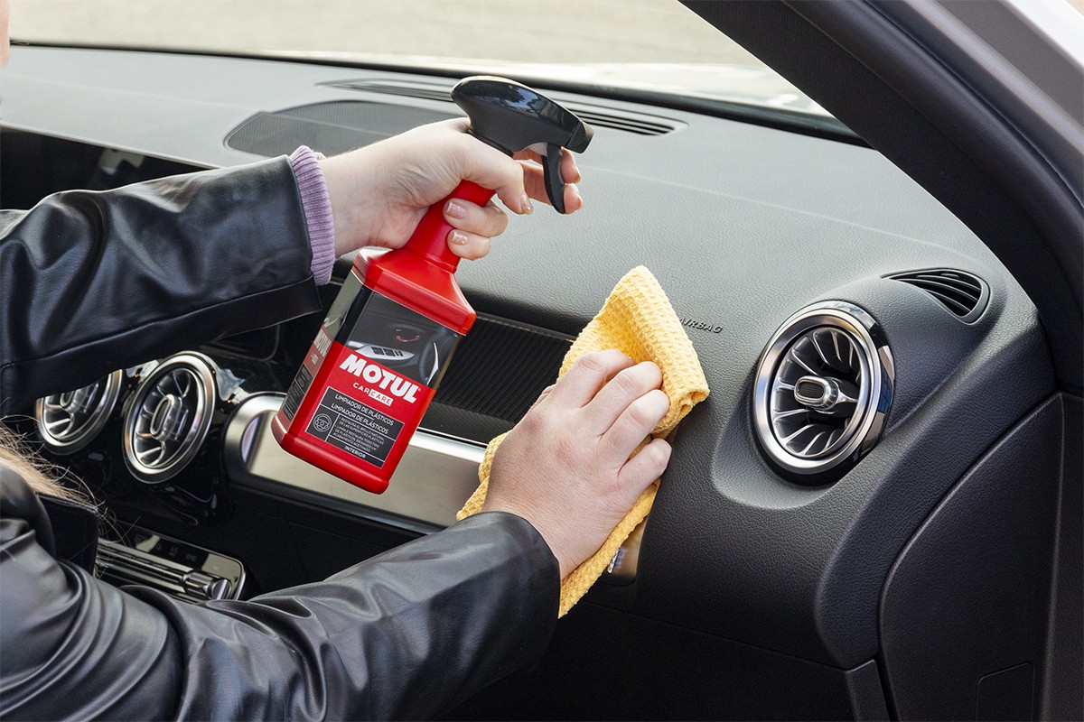 Solutie pentru curatare suprafete plastic MOTUL CAR CARE 110156, efect lucios, 500 ml