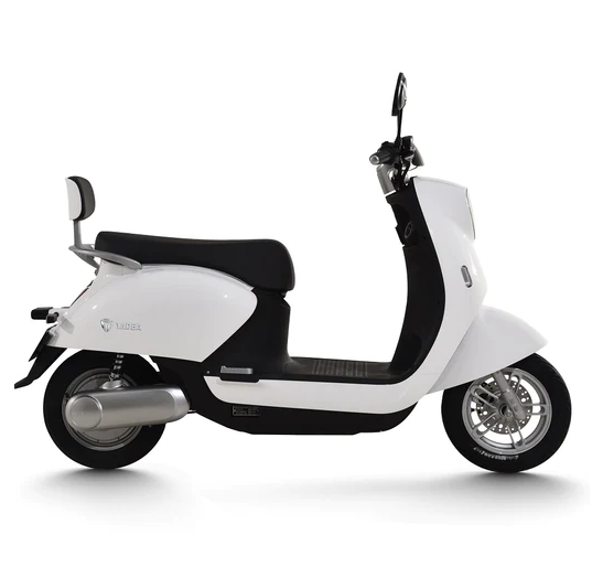 Scuter electric YADEA M6 079991, far LED, acumulator Graphene 72 V, 26 Ah, autonomie 90 km, viteza maxima 45 km/h, capacitate maxima incarcare 150 kg, alb
