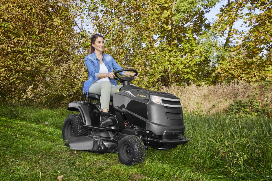 Tractoras de tuns iarba ALPINA AT3 98 A 074700, motor benzina, 352 CC, 8.8 CP, 6.5 kW, latime lucru 98 cm, inaltime taiere 25-80 mm, 7 trepte taiere