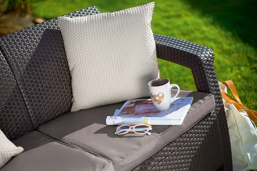 Canapea de gradina 2 locuri KETER Corfu II Love Seat 258946, maro-crem, imitatie rattan, polipropilena, cu perne
