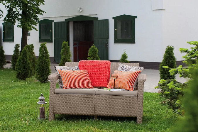 Canapea de gradina 2 locuri KETER Corfu II Love Seat 258974, cappuccino-crem, imitatie rattan, polipropilena, cu perne
