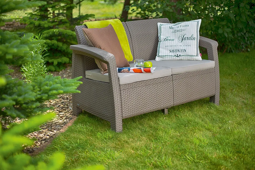 Canapea de gradina 2 locuri KETER Corfu II Love Seat 258974, cappuccino-crem, imitatie rattan, polipropilena, cu perne