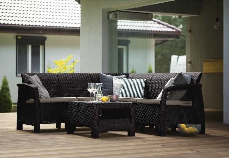 Set mobilier gradina KETER Corfu Relax 227815, maro-bej, canapea tip coltar cu 5 locuri, masa dreptunghiulara, 5 perne, din polipropilena