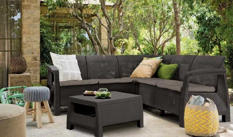 Set mobilier gradina KETER Corfu Relax 227815, maro-bej, canapea tip coltar cu 5 locuri, masa dreptunghiulara, 5 perne, din polipropilena