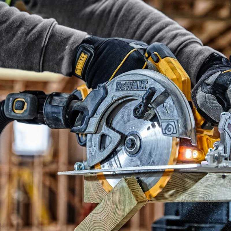 Fierastrau circular de mana DeWALT DCS570NT, brushless, diametru disc 184 mm, capacitate inclinare 57 grade