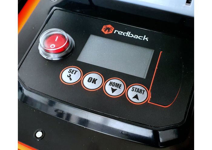 Robot pentru tuns gazonul Redback RM24A-15 4690RM24A4AH15, acumulator 4 Ah, latime taiere 24 cm, suprafata maxima de taiere 1500 mp