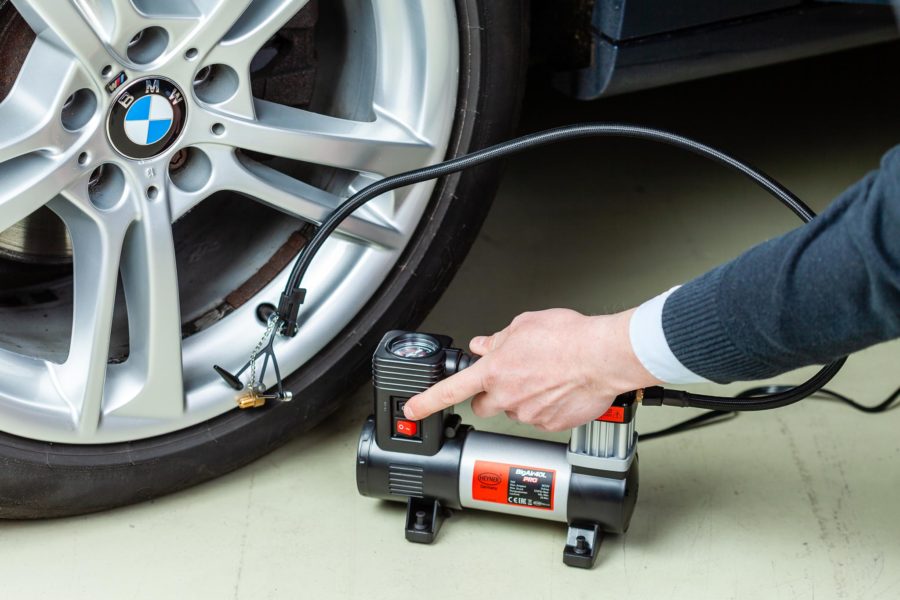 Compresor auto aer digital HEYNER 25554, alimentare 12 V, 40 l/min, 9 bar, lampa LED, geanta transport, 4 adaptoare