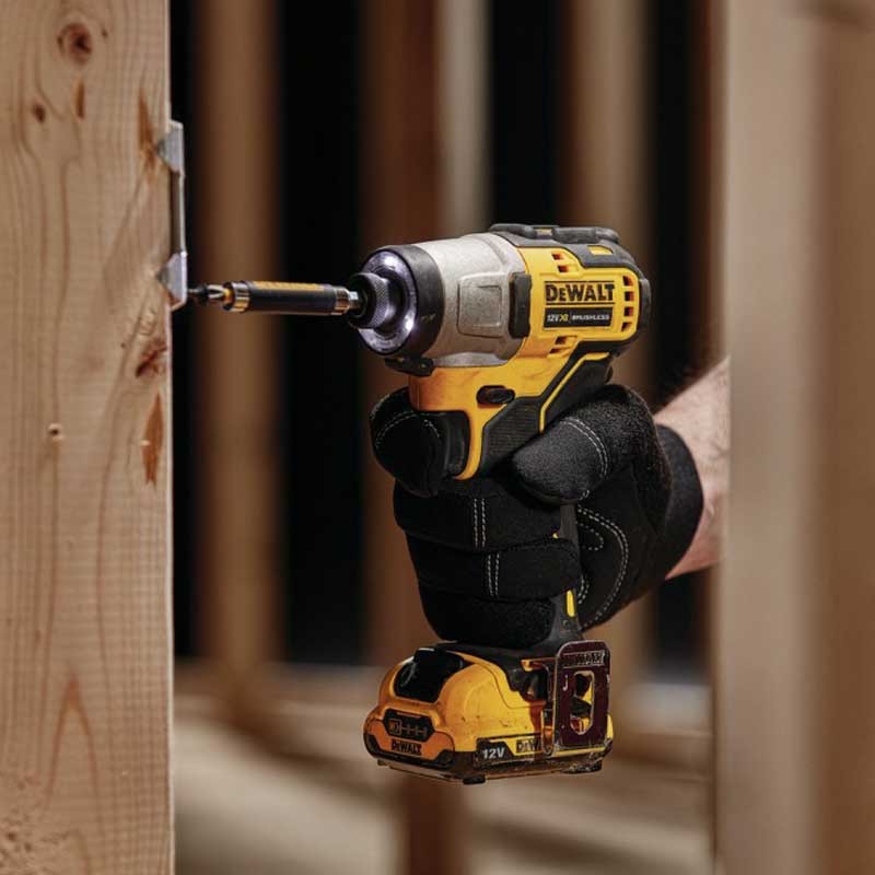 Masina de insurubat cu impact DeWalt DCF801D2, prindere HEX 6.35 mm, cuplu maxim 163 Nm, 2850 rpm, 3600 bmp, 2 acumulatori 12V, 2.0Ah