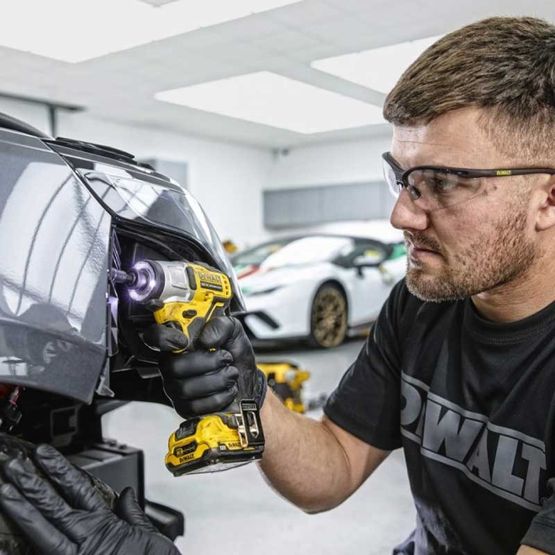 Masina de insurubat cu impact DeWalt DCF801D2, prindere HEX 6.35 mm, cuplu maxim 163 Nm, 2850 rpm, 3600 bmp, 2 acumulatori 12V, 2.0Ah