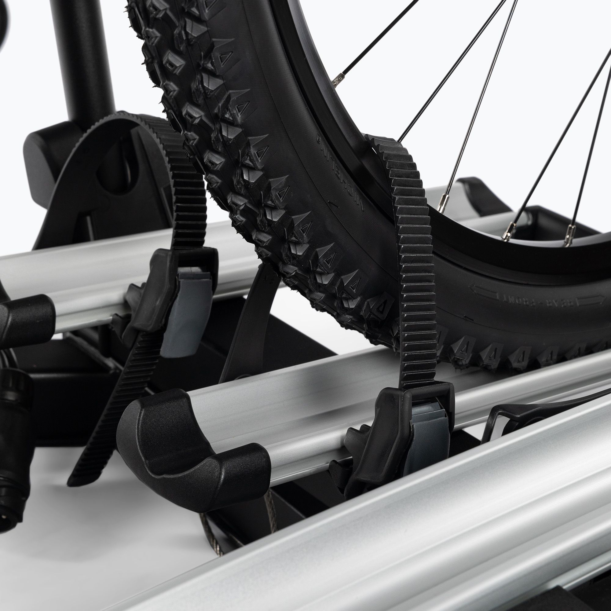 Suport auto pentru 3 biciclete THULE VeloSpace XT 939000, alimentare 13 pini, montare pe carlig de remorcare, capacitate incarcare 60 kg