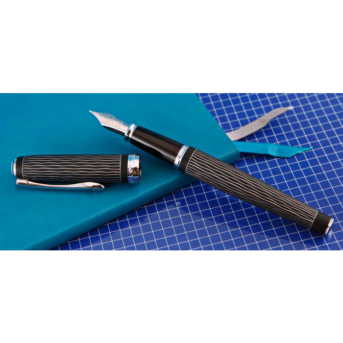 Stilou DIPLOMAT Excellence A plus D-40104025, cu penita M, din otel inoxidabil, Wave Guilloche Lapis Black