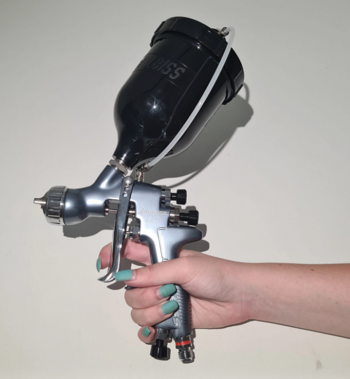 Pistol de vopsit DE VILBISS Advance HD Conventional ADV-GP430-16, consum aer 339 l/min, cana sus presurizata 600 ml, duza 1.6 mm