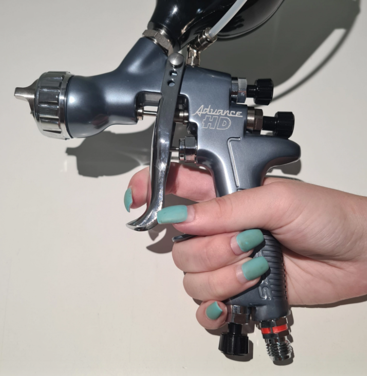 Pistol de vopsit DE VILBISS Advance HD Conventional ADV-GP430-16, consum aer 339 l/min, cana sus presurizata 600 ml, duza 1.6 mm