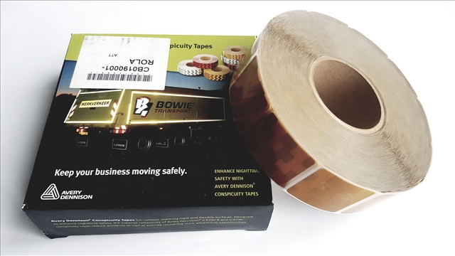 Rola banda reflectorizanta galbena AVERY DENNISON CB0190001-ROLA, 50 m x 50 mm, intrerupta, pentru suprafete flexibile